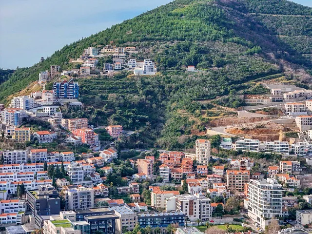 Grundstück in Budva mit einem fertigen Konzeptprojekt — photo 4